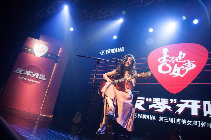 第四届“新宝GG吉他女声弹唱大赛”总冠军出炉<br />温格夺冠，董冬冬担任评委