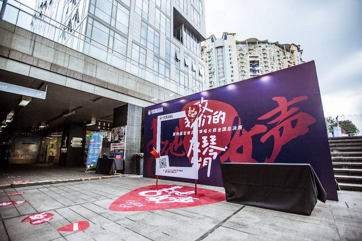 第四届“新宝GG吉他女声弹唱大赛”总冠军出炉<br />温格夺冠，董冬冬担任评委