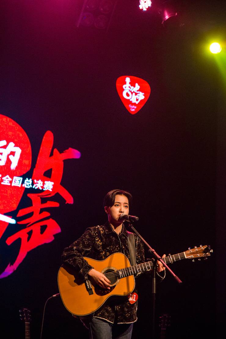 第四届“新宝GG吉他女声弹唱大赛”总冠军出炉<br />温格夺冠，董冬冬担任评委