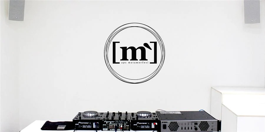 新宝GG帮助Metamorfosi酒吧中的工匠们